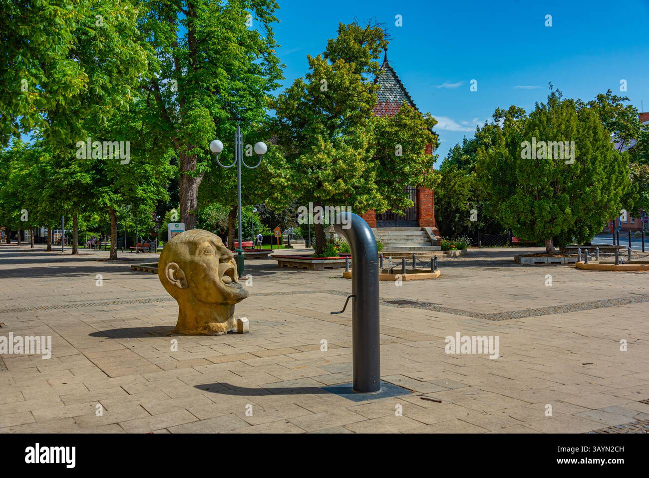 Passeggiata principale a Breclav durante una giornata di sole, repubblica Ceca. IMMAGINE Foto Stock