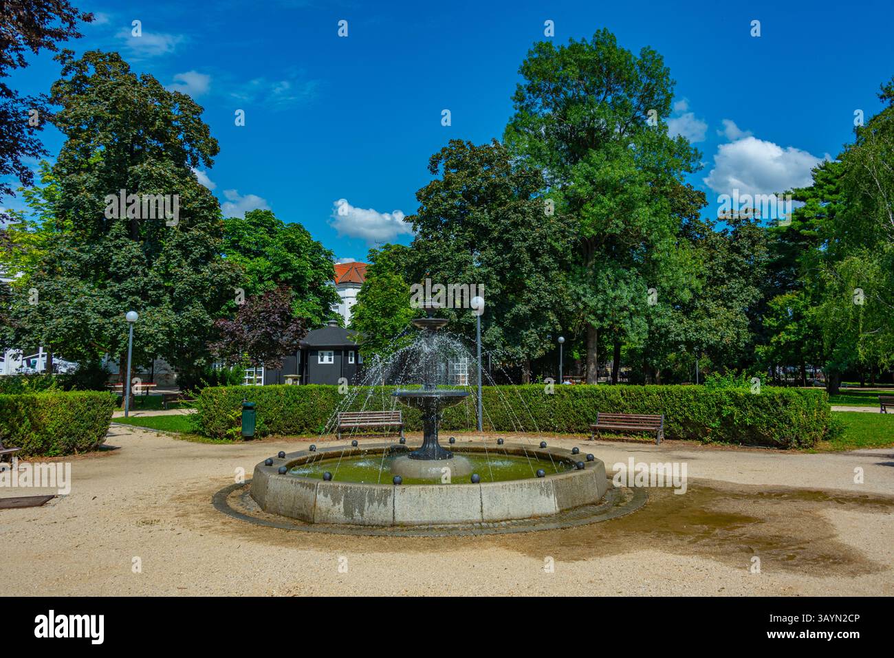 Passeggiata principale a Breclav durante una giornata di sole, repubblica Ceca. IMMAGINE Foto Stock