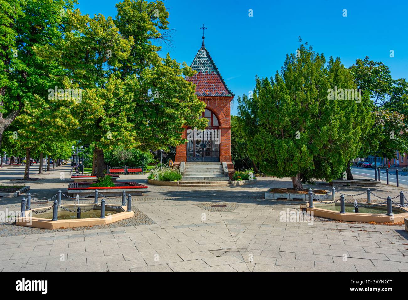 Passeggiata principale a Breclav durante una giornata di sole, repubblica Ceca. IMMAGINE Foto Stock