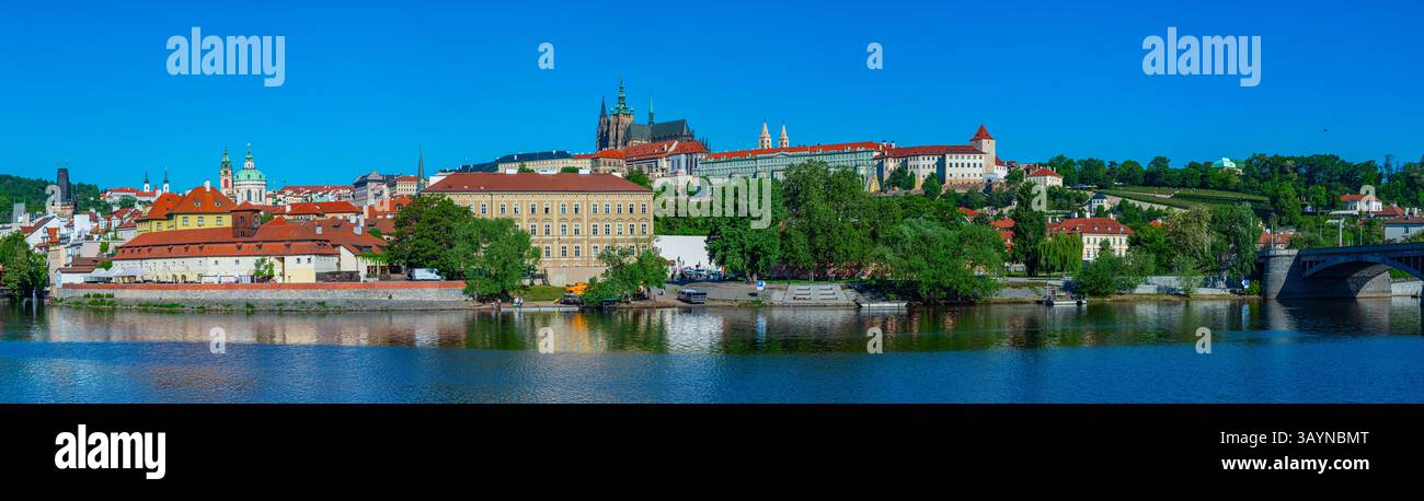 Castello di Praga e fiume moldava a Praga, repubblica Ceca. IMMAGINE Foto Stock
