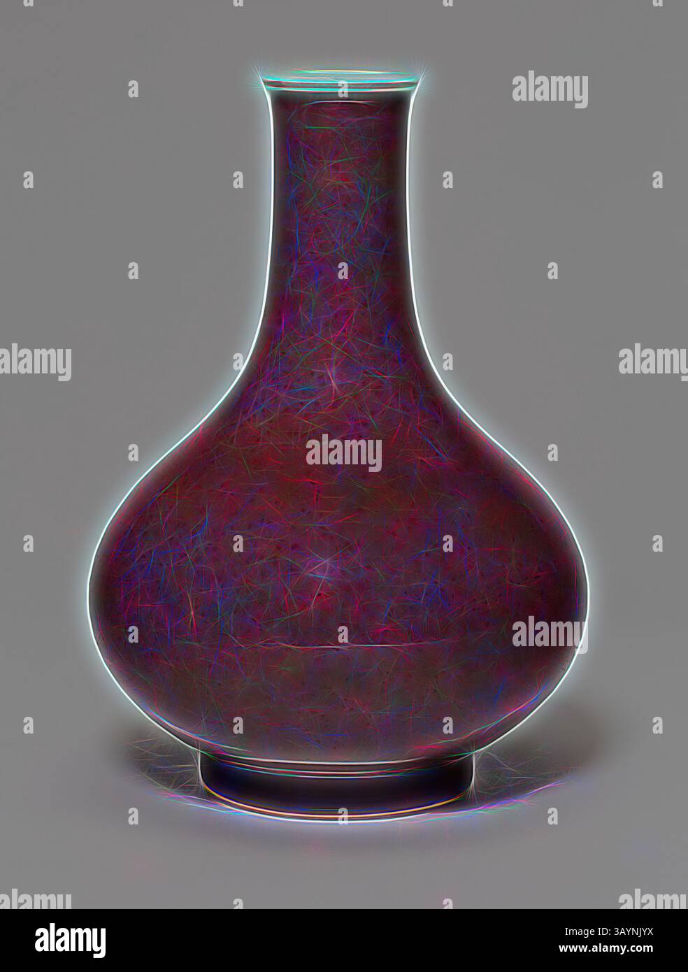 Un vaso dalla forma unica con una texture vorticosa e tonalità vivaci, caratterizzato da una silhouette liscia e curvata che attira l'attenzione. Vaso a bottiglia con corpo globulare, dinastia Qing (1644–1911), c. XIX secolo, Cina, porcellana con smalto rosso color peachbloom di rame, H. 16,5 cm (6 1/2 poll.), diam. 11,4 cm (1/2 poll.) Arte classica con un tocco moderno reinventata da Artotop Foto Stock