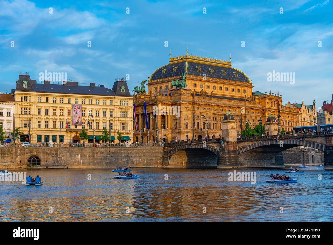 Praga, repubblica Ceca, 1 maggio 2024: Panorama di Praga dominato dal Teatro Nazionale, Praga, repubblica Ceca. IMMAGINE Foto Stock