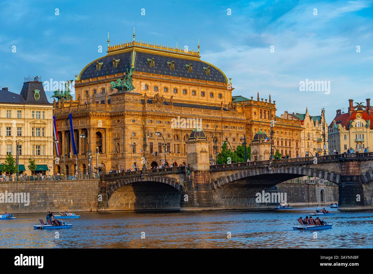 Praga, repubblica Ceca, 1 maggio 2024: Panorama di Praga dominato dal Teatro Nazionale, Praga, repubblica Ceca. IMMAGINE Foto Stock