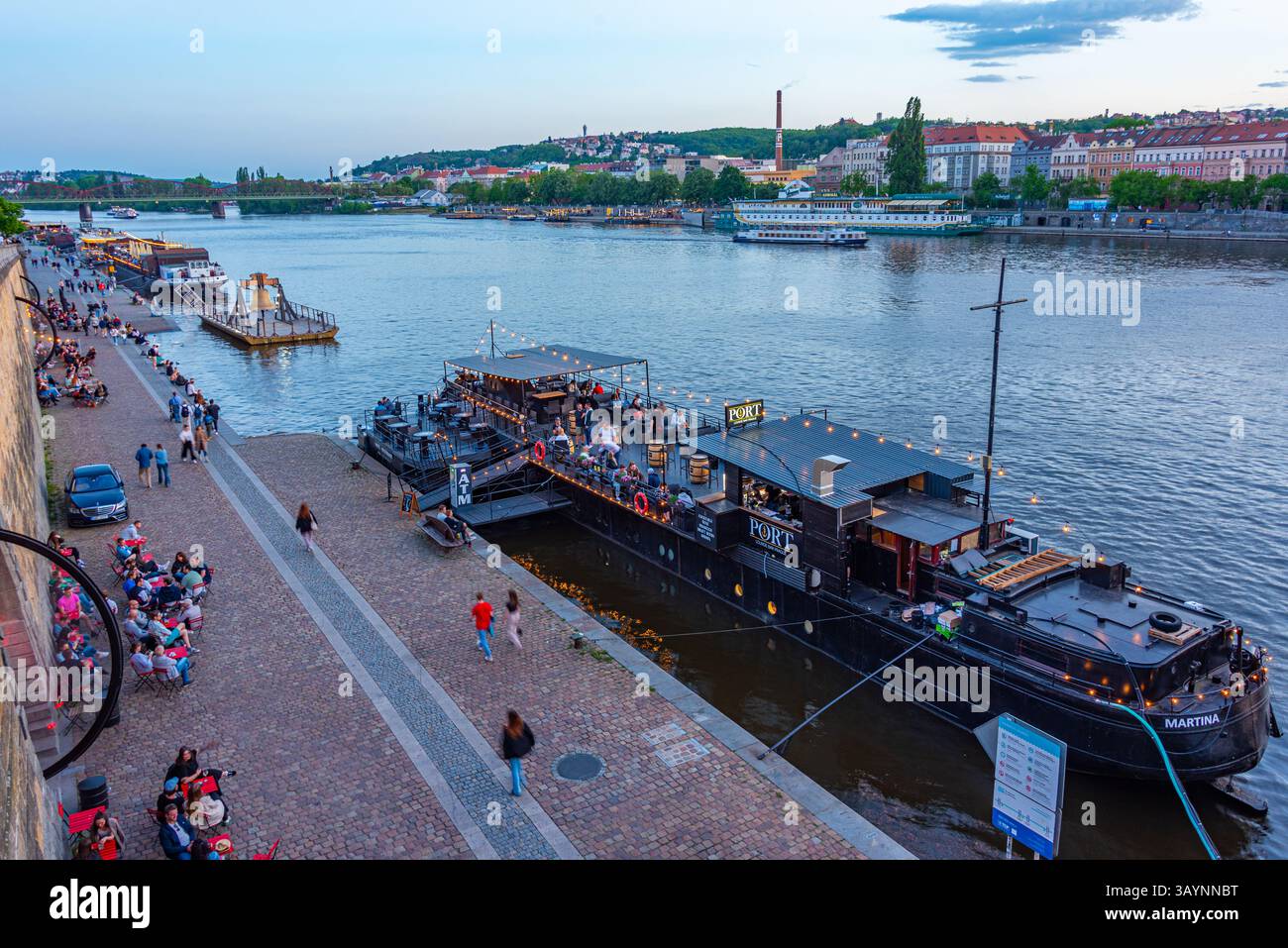 Praga, repubblica Ceca, 2 maggio 2024: Fiume Rasinovo nabrezi a Praga, Repubblica Ceca IMAGE Foto Stock