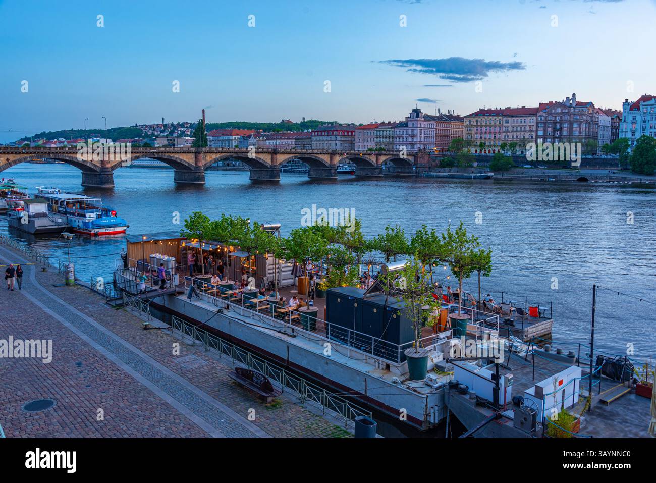Praga, repubblica Ceca, 2 maggio 2024: Fiume Rasinovo nabrezi a Praga, Repubblica Ceca IMAGE Foto Stock