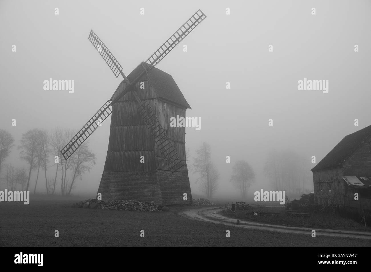 Mulino a vento Kozlak nella nebbia a Boruja Koscielna, Polonia, Europa Foto Stock