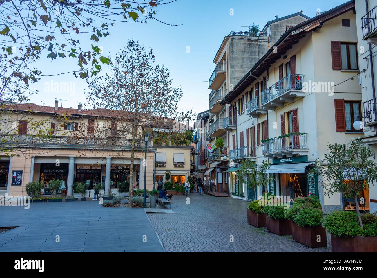 Stresa, Italia, 28 dicembre 2024: Piazza principale della città italiana Stresa. IMMAGINE Foto Stock