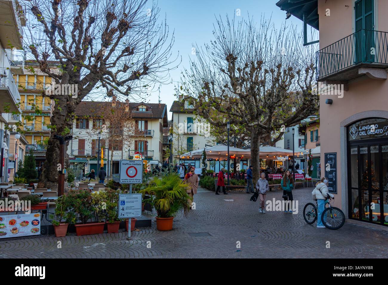 Stresa, Italia, 28 dicembre 2024: Piazza principale della città italiana Stresa. IMMAGINE Foto Stock