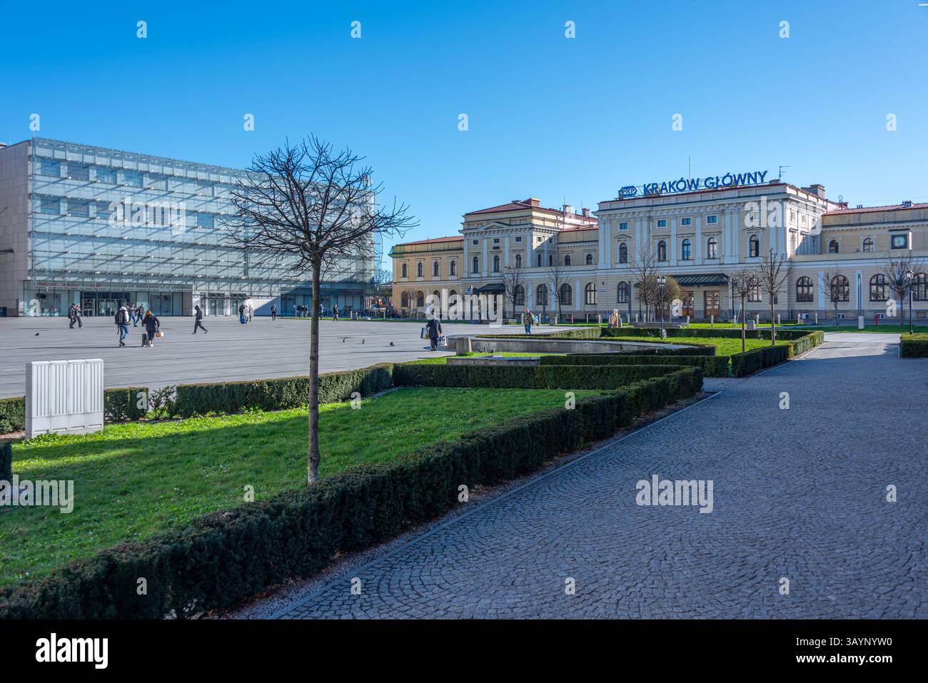 Cracovia, Polonia, 29 marzo 2024: Stazione ferroviaria principale di Cracovia vista durante una giornata di sole, Polonia. IMMAGINE Foto Stock