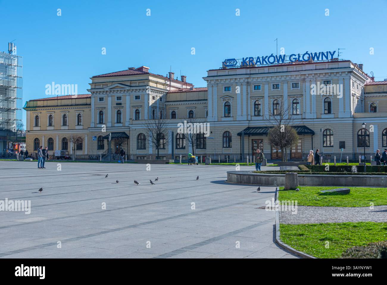 Cracovia, Polonia, 29 marzo 2024: Stazione ferroviaria principale di Cracovia vista durante una giornata di sole, Polonia. IMMAGINE Foto Stock