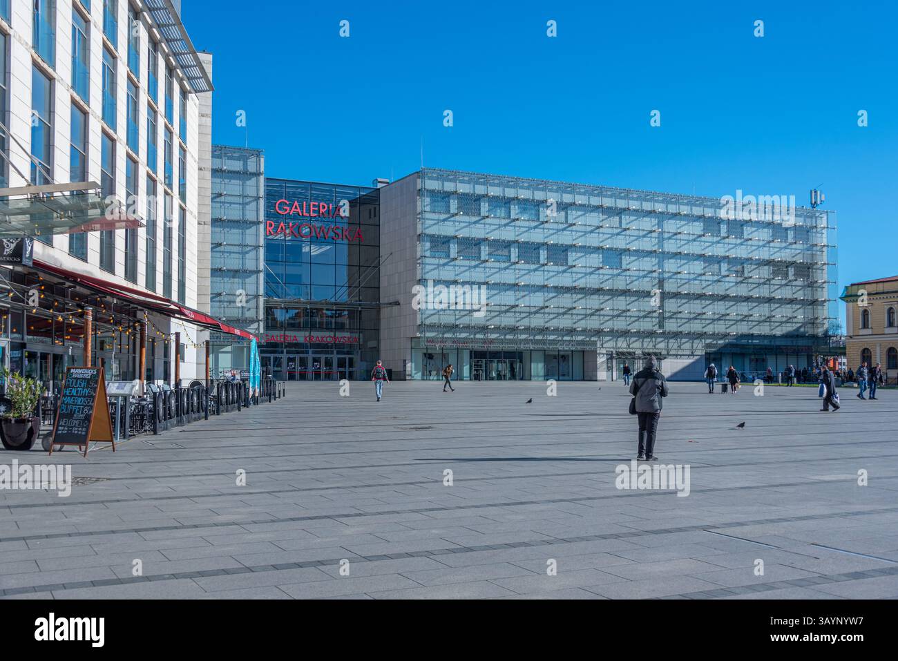 Cracovia, Polonia, 29 marzo 2024: Stazione ferroviaria principale di Cracovia vista durante una giornata di sole, Polonia. IMMAGINE Foto Stock