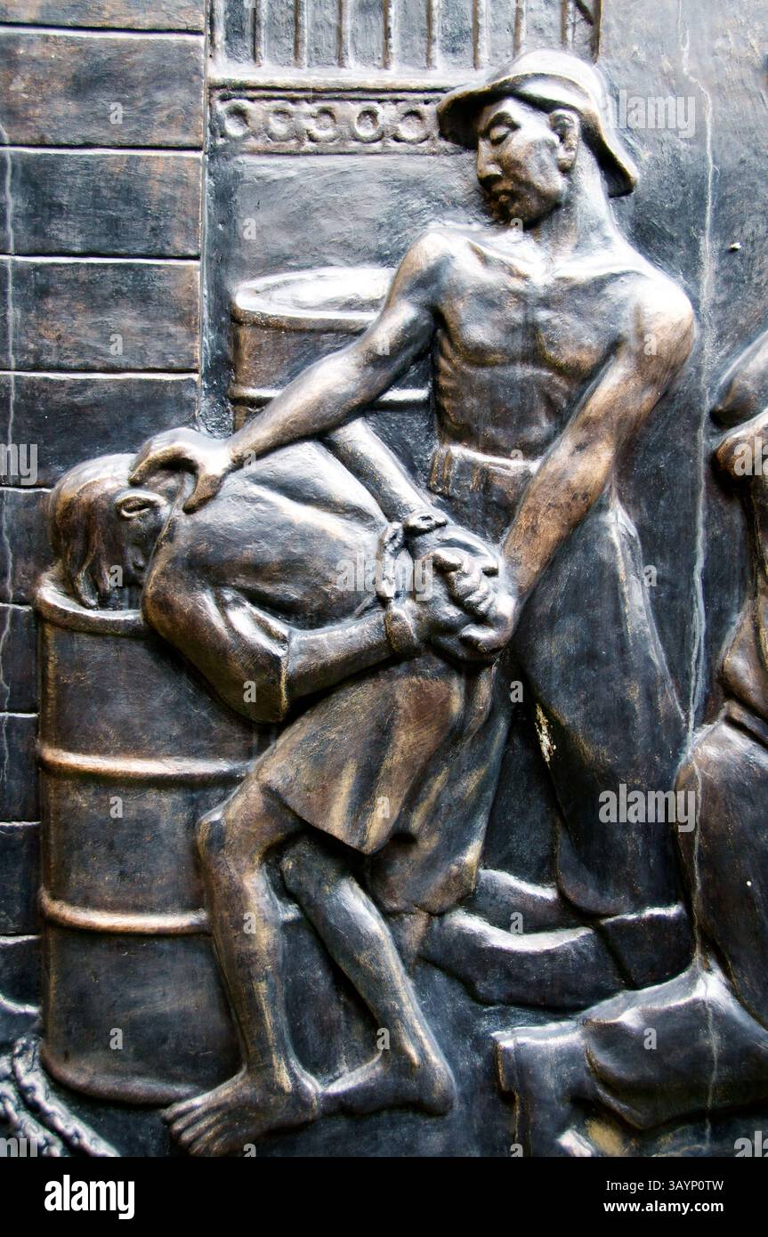 Immagine di bassorilievo del prigioniero vietnamita torturato dalla guardia francese nella prigione di Hoa lo Foto Stock