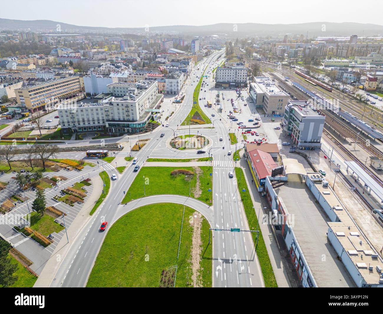 Kielce, Polonia, 30 marzo 2024: Stazione ferroviaria principale di Kielce vista durante una giornata di sole, Polonia. IMMAGINE Foto Stock