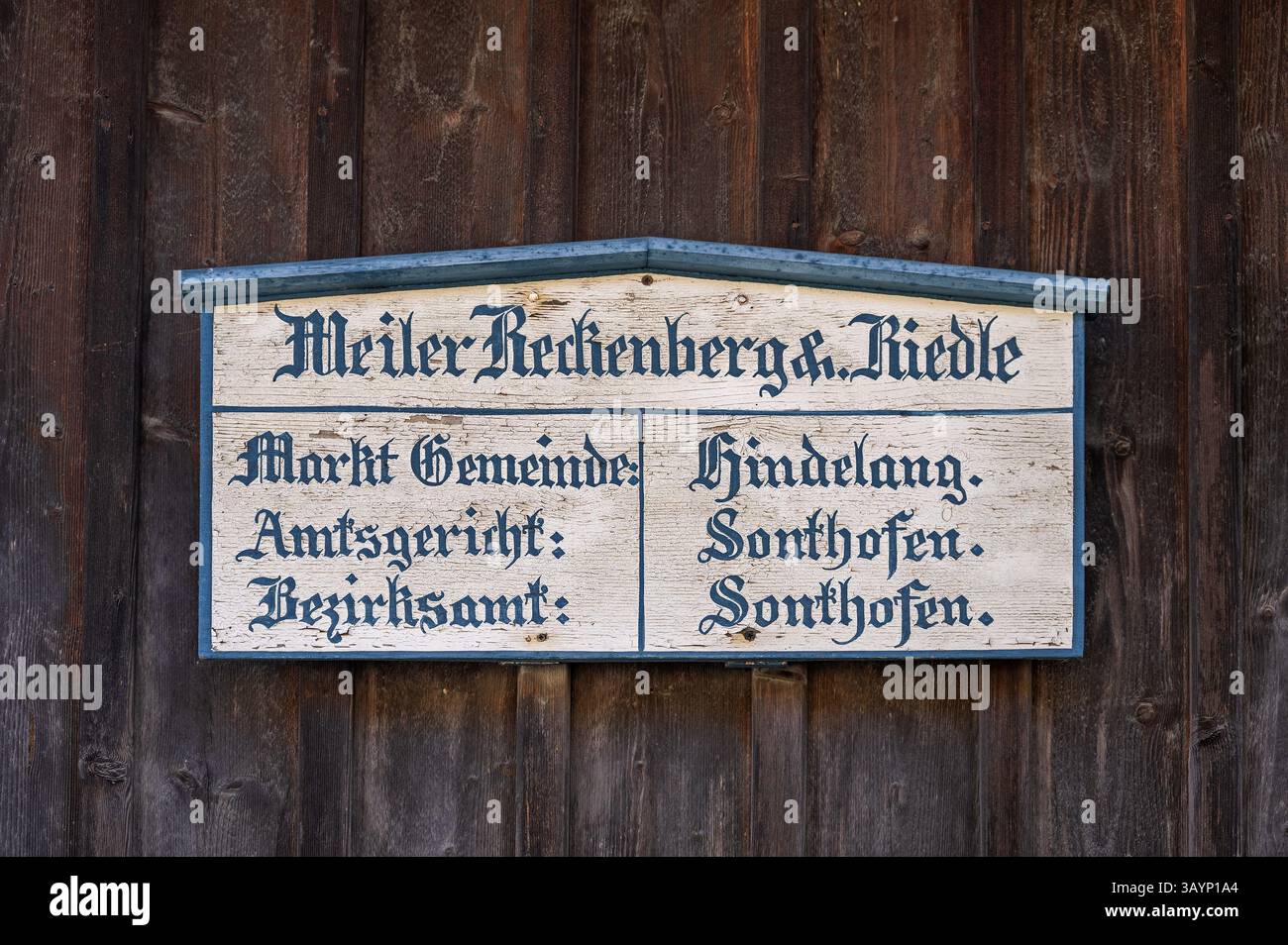 Cartello segnaletico in legno su un muro di legno, frazione di Reckenberg vicino a Hindelang, Allgaeu, Svevia, Baviera, Germania, Europa Foto Stock