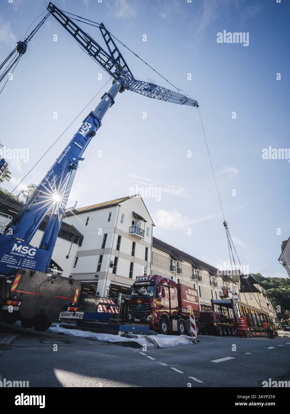 Calw, Baden-Wuerttemberg, Germania, Una gru su un cantiere municipale solleva un carico in condizioni di sole, in Europa Foto Stock