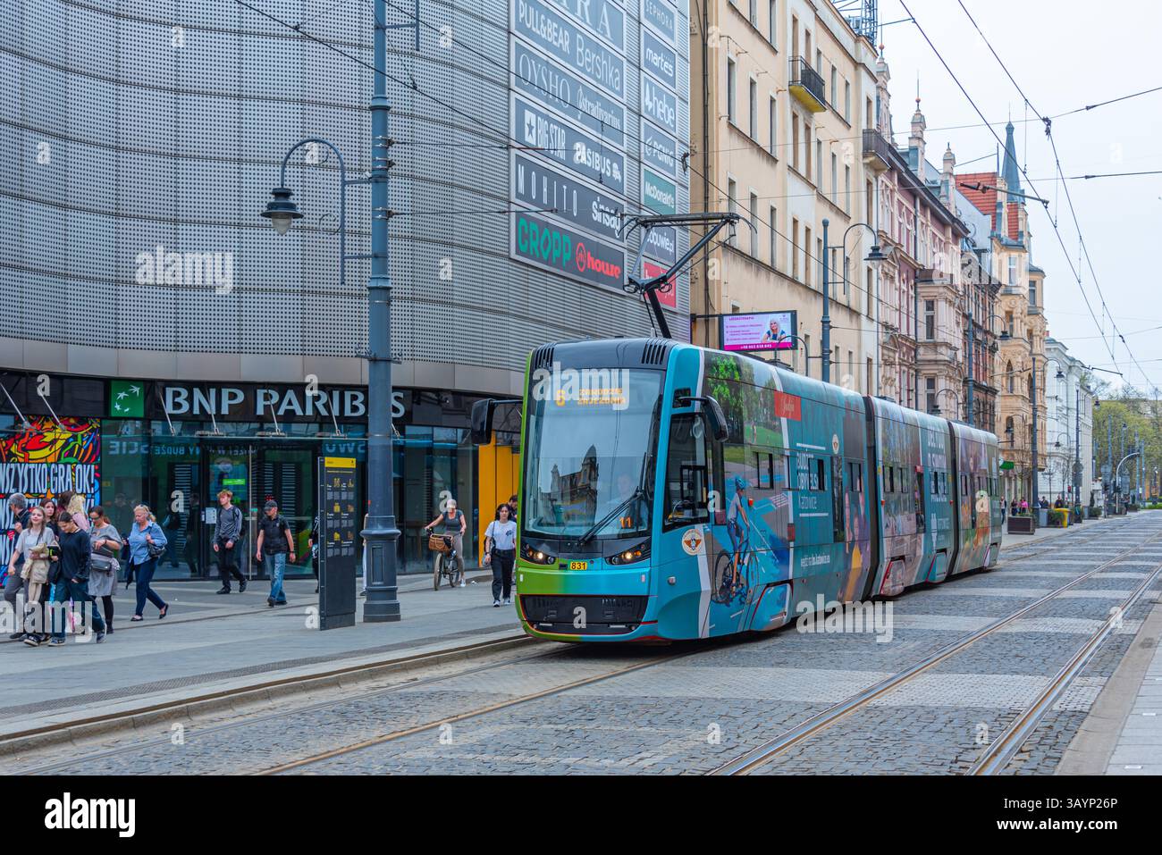 Katowice, Polonia, 1 aprile 2024: Le persone sono una strada principale nel centro di katowice, Polonia. IMMAGINE Foto Stock