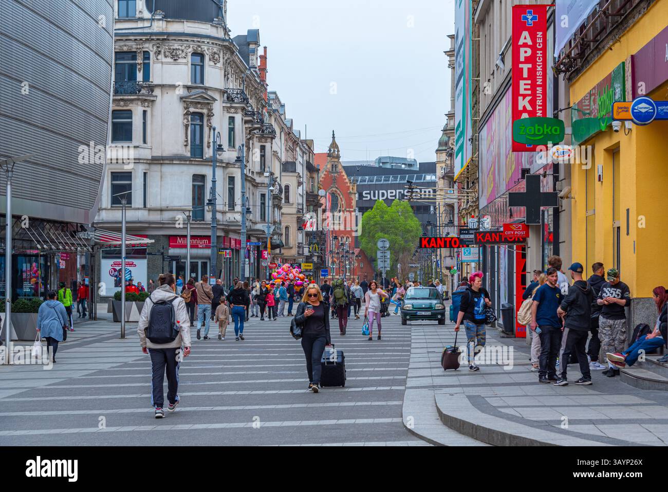Katowice, Polonia, 1 aprile 2024: Le persone sono una strada principale nel centro di katowice, Polonia. IMMAGINE Foto Stock