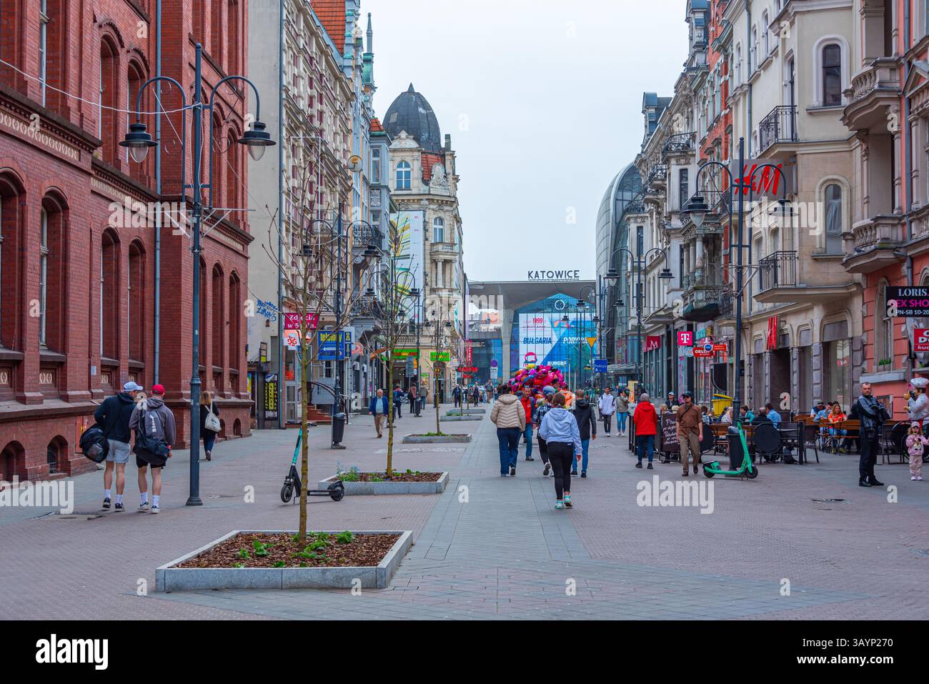 Katowice, Polonia, 1 aprile 2024: Le persone sono una strada principale nel centro di katowice, Polonia. IMMAGINE Foto Stock