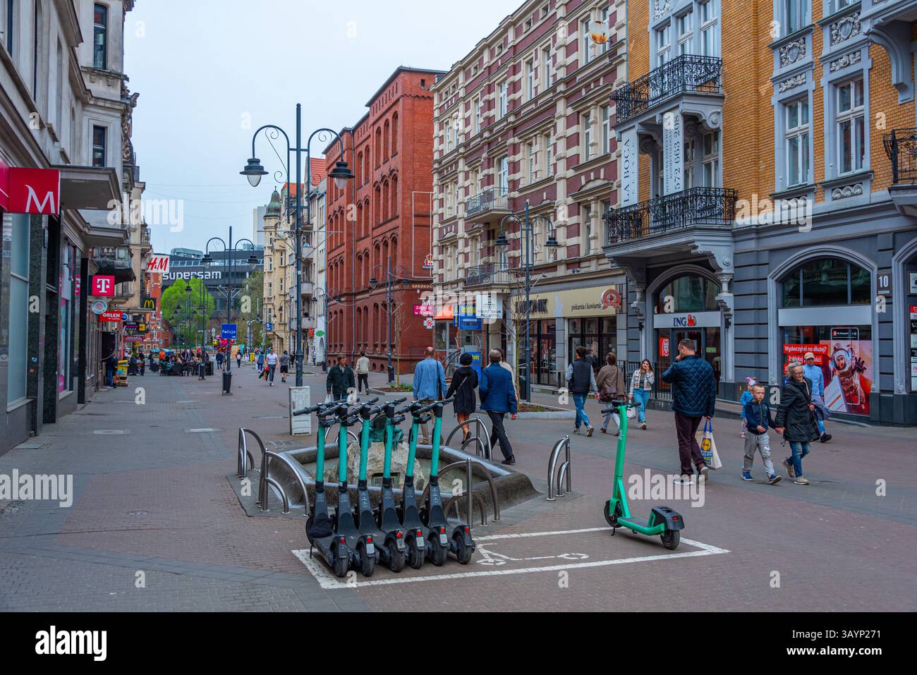 Katowice, Polonia, 1 aprile 2024: Le persone sono una strada principale nel centro di katowice, Polonia. IMMAGINE Foto Stock