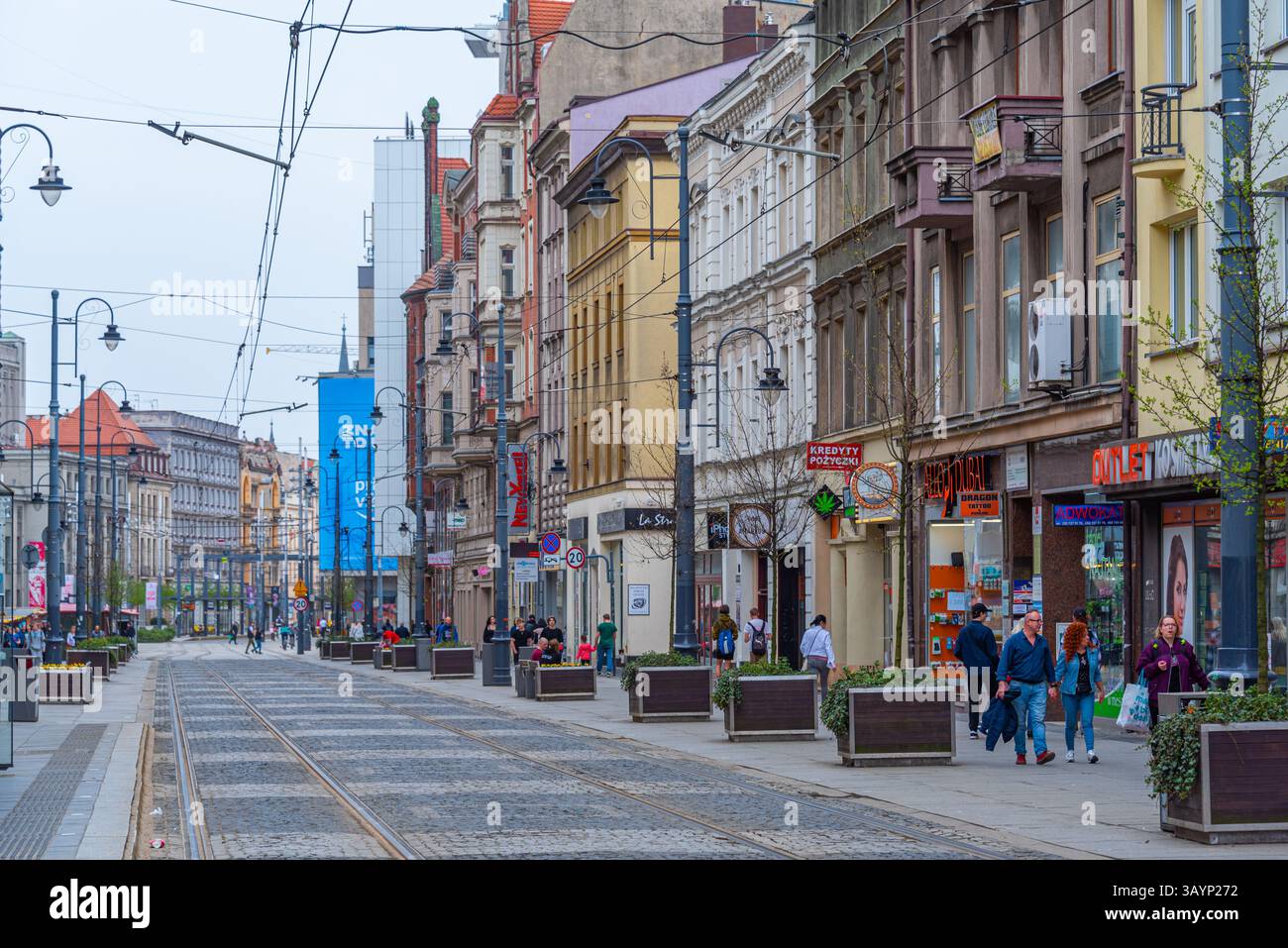 Katowice, Polonia, 1 aprile 2024: Le persone sono una strada principale nel centro di katowice, Polonia. IMMAGINE Foto Stock