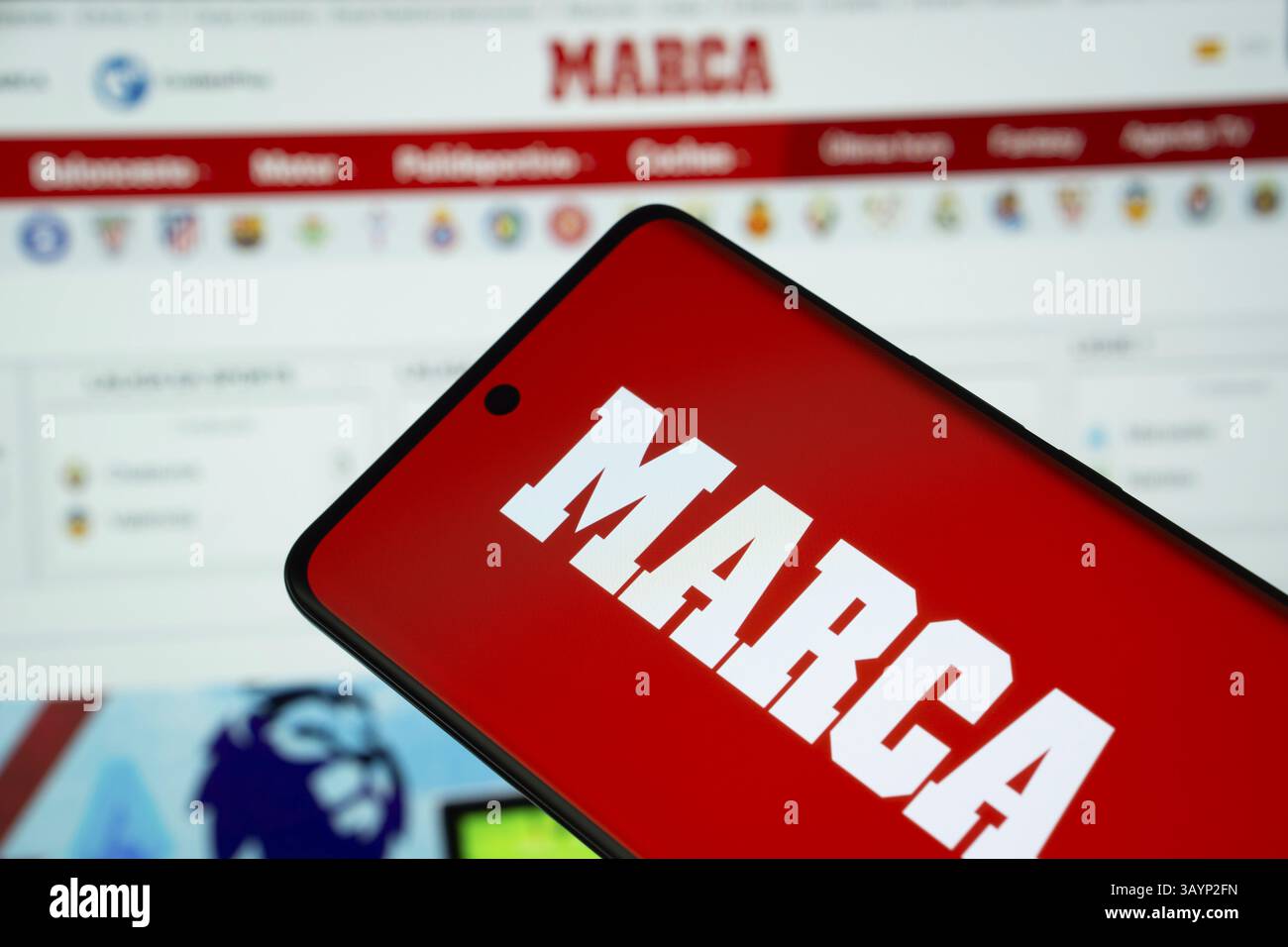 Dacca, Bangladesh - 17 marzo 2025: Il logo del giornale marca viene visualizzato su uno schermo dello smartphone e il sito web marca è visibile su un computer Foto Stock