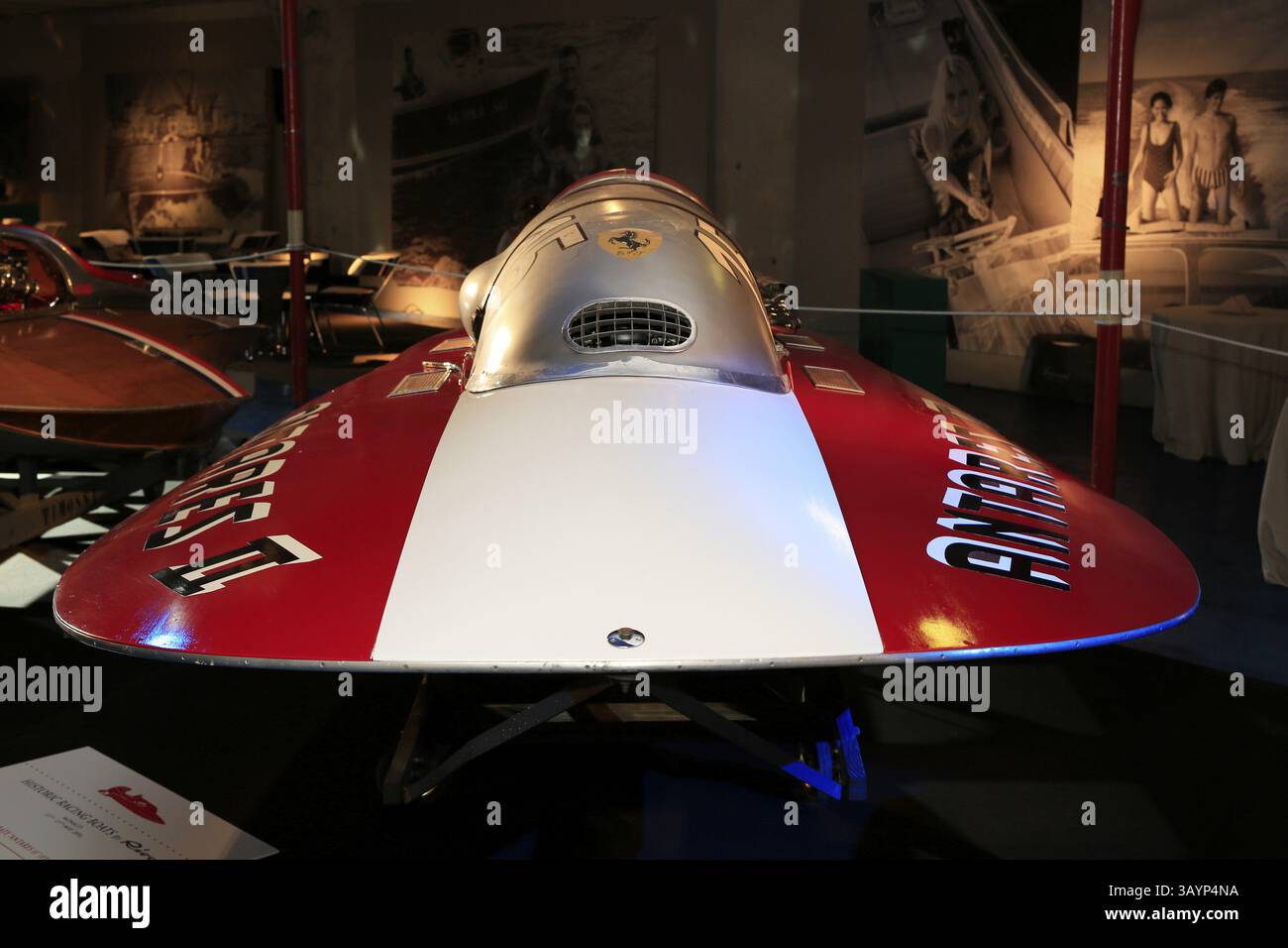 Barca da corsa Riva, Abbate-Ferrari Racer F1 Antares II, esposta nel tunnel Riva a Port Hercule nel Principato di Monaco Foto Stock