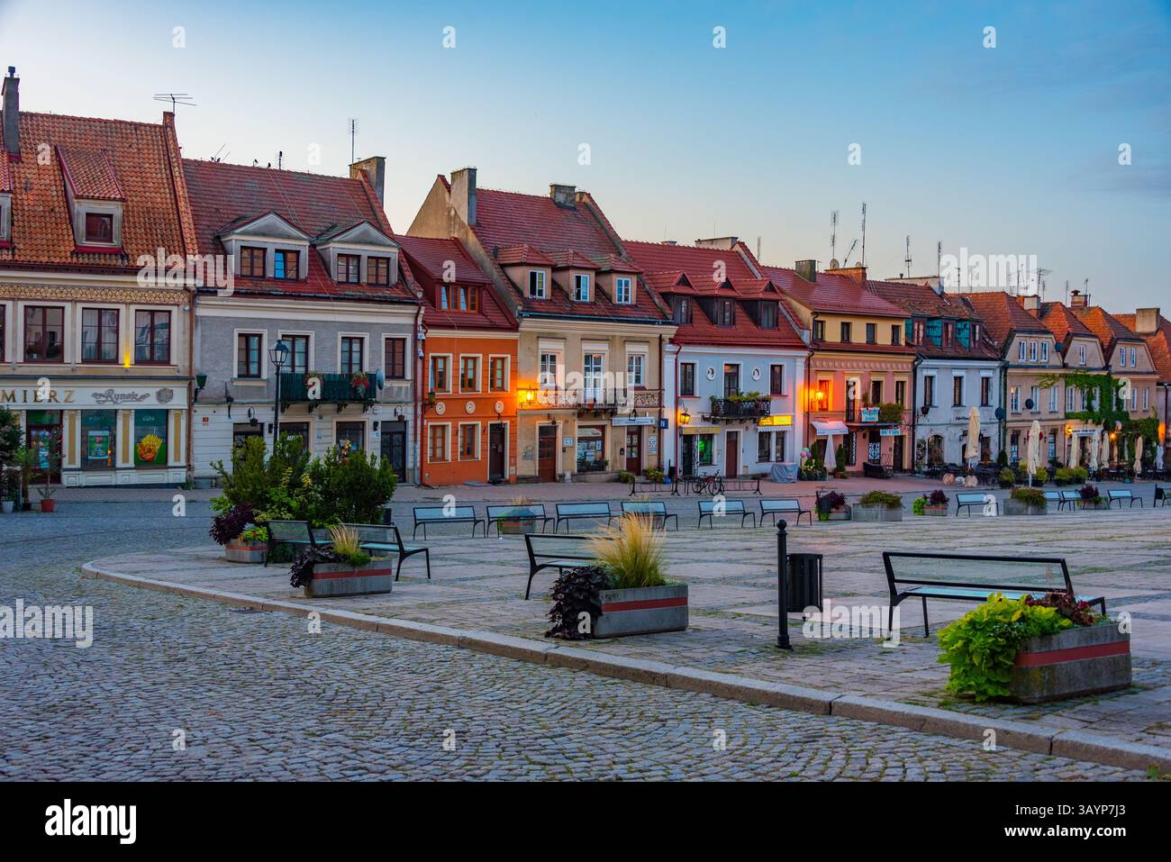 Sandomierz, Polonia, 21 agosto 2024: Vista al tramonto delle case colorate in piazza Rynek a Sandomierz, Polonia. IMMAGINE Foto Stock