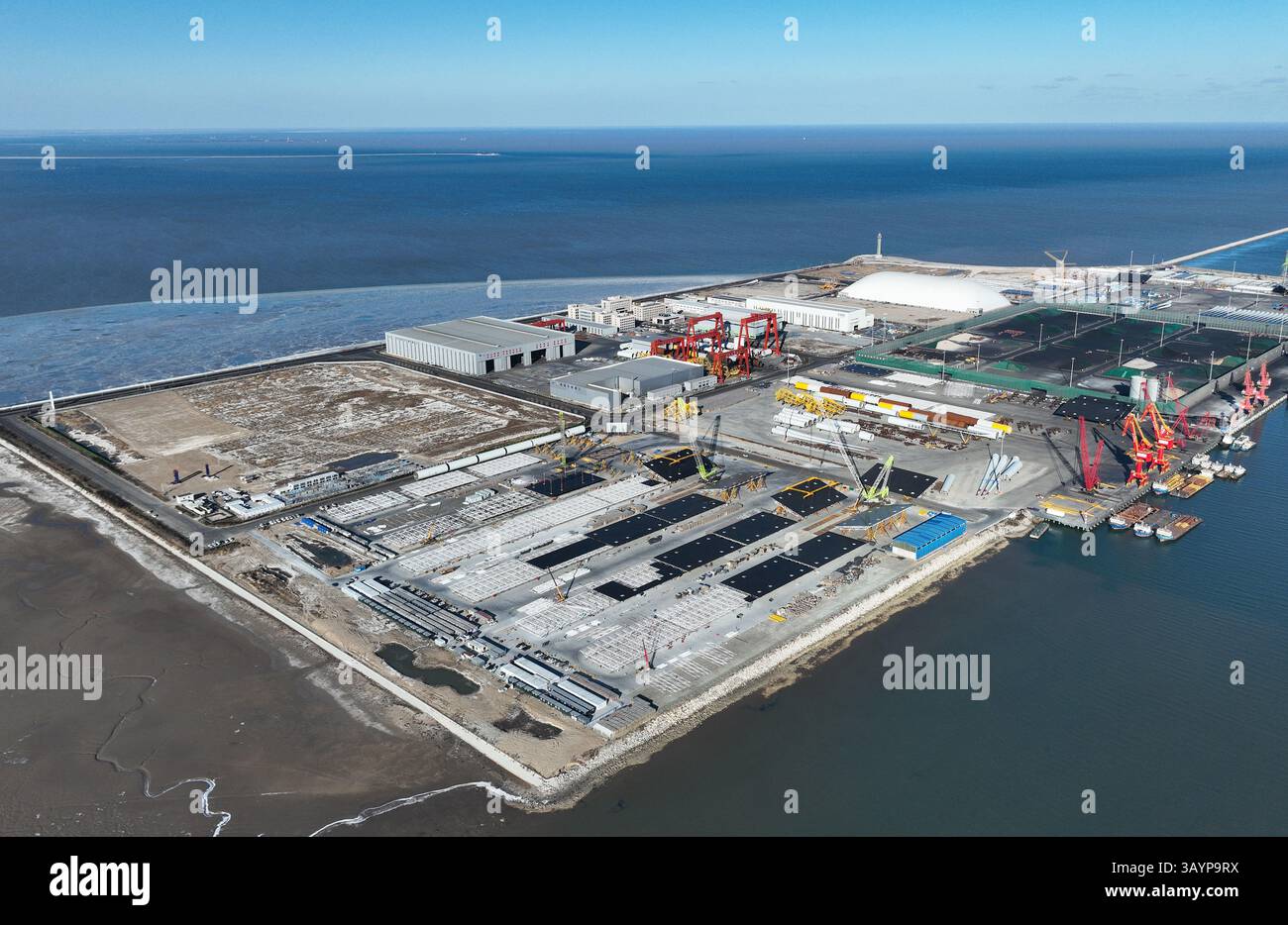 Veduta aerea del porto di Guangli nel mare di Bohai, Dongying, Shandong - Hub di trasbordo del vento, del solare e delle risorse Foto Stock