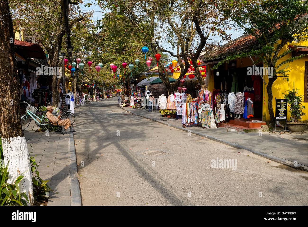 Persone in una delle strade dello shopping di Hoi An, nella provincia di Quang Nam nel Vietnam centrale. Foto Stock