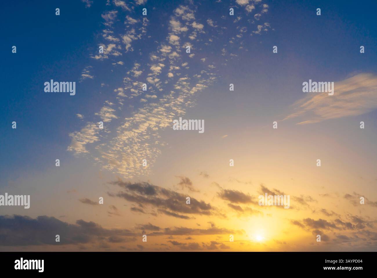 Un vero cielo splendente al tramonto con la sovrapposizione di sfondo. Nuvole rosse, arancioni e viola. Fotografia ad alta risoluzione perfetta per i passeggeri che sostituiscono il cielo Foto Stock