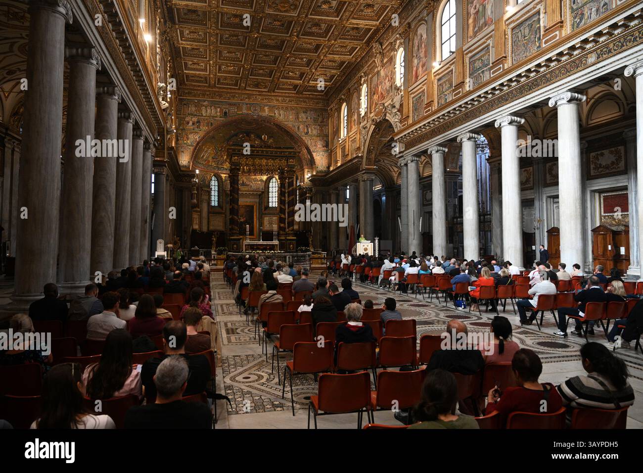 Roma, Italia - 3 novembre 2024: Un popolo alla messa domenicale nella Basilica di Santa Maria maggiore a Roma. Foto Stock