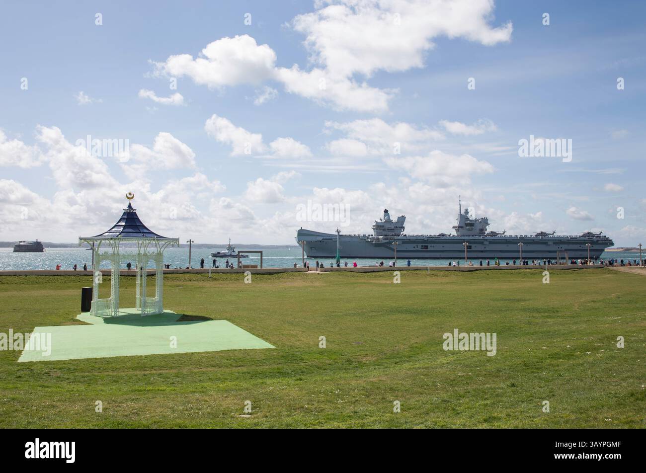 La portaerei Price of Wales che lavava Portsmouth per la regione Indo-Pacifico passa davanti al banco di comando Foto Stock