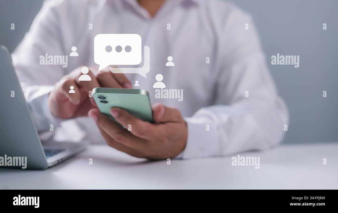 Uomo d'affari che utilizza lo smartphone digitando chat dal vivo e concetti di social network, concetto di tecnologia di social media marketing, chat conversare Foto Stock