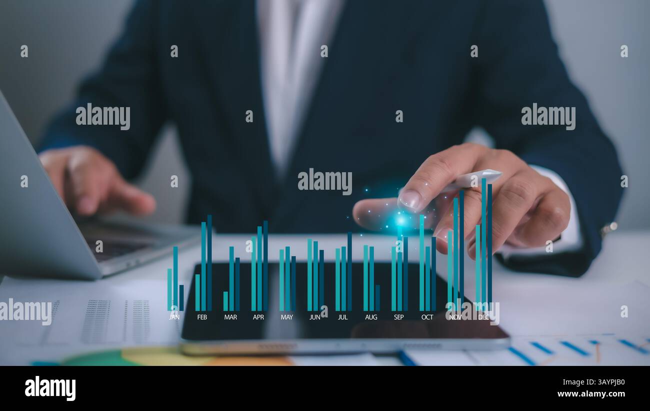 Uomo d'affari che utilizza notebook e tablet per analizzare la crescita aziendale, grafico della crescita aziendale quest'anno e del futuro, sviluppo per raggiungere gli obiettivi, tren aziendale Foto Stock