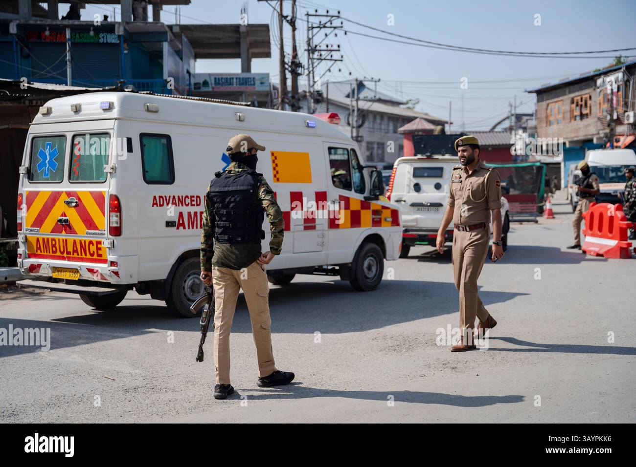 Anantnag, Jammu e Kashmir, India. 23 aprile 2025. Le forze di sicurezza sono di guardia mentre le ambulanze che trasportano i corpi dei turisti uccisi arrivano alla sala di controllo della polizia di Srinagar, dove il ministro degli interni Amit Shah, il tenente governatore Manoj Sinha e il primo ministro Omar Abdullah hanno reso omaggio ai turisti uccisi. Almeno 27 turisti, tra cui due cittadini stranieri, sono stati uccisi e molti feriti martedì dopo che sospetti militanti hanno aperto il fuoco nella valle di Baisaran, un punto panoramico vicino a Pahalgam nel Kashmir, durante una visita programmata di quattro giorni in India da parte del vicepresidente degli Stati Uniti JD Vance. Credito: SOPA IM Foto Stock Anantnag, Jammu e Kashmir, India. 23 aprile 2025. Le forze di sicurezza sono di guardia mentre le ambulanze che trasportano i corpi dei turisti uccisi arrivano alla sala di controllo della polizia di Srinagar, dove il ministro degli interni Amit Shah, il tenente governatore Manoj Sinha e il primo ministro Omar Abdullah hanno reso omaggio ai turisti uccisi. Almeno 27 turisti, tra cui due cittadini stranieri, sono stati uccisi e molti feriti martedì dopo che sospetti militanti hanno aperto il fuoco nella valle di Baisaran, un punto panoramico vicino a Pahalgam nel Kashmir, durante una visita programmata di quattro giorni in India da parte del vicepresidente degli Stati Uniti JD Vance. Credito: SOPA IM Foto Stock