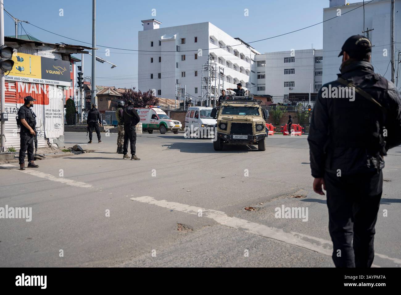 Le forze di sicurezza sono di guardia mentre le ambulanze che trasportano i corpi dei turisti uccisi arrivano alla sala di controllo della polizia di Srinagar, dove il ministro degli interni Amit Shah, il tenente governatore Manoj Sinha e il primo ministro Omar Abdullah hanno reso omaggio ai turisti uccisi. Almeno 27 turisti, tra cui due cittadini stranieri, sono stati uccisi e molti feriti martedì dopo che sospetti militanti hanno aperto il fuoco nella valle di Baisaran, un punto panoramico vicino a Pahalgam nel Kashmir, durante una visita programmata di quattro giorni in India da parte del vicepresidente degli Stati Uniti JD Vance. La maggior parte delle vittime erano indiane, e i funzionari l'hanno definita letale Foto Stock Le forze di sicurezza sono di guardia mentre le ambulanze che trasportano i corpi dei turisti uccisi arrivano alla sala di controllo della polizia di Srinagar, dove il ministro degli interni Amit Shah, il tenente governatore Manoj Sinha e il primo ministro Omar Abdullah hanno reso omaggio ai turisti uccisi. Almeno 27 turisti, tra cui due cittadini stranieri, sono stati uccisi e molti feriti martedì dopo che sospetti militanti hanno aperto il fuoco nella valle di Baisaran, un punto panoramico vicino a Pahalgam nel Kashmir, durante una visita programmata di quattro giorni in India da parte del vicepresidente degli Stati Uniti JD Vance. La maggior parte delle vittime erano indiane, e i funzionari l'hanno definita letale Foto Stock