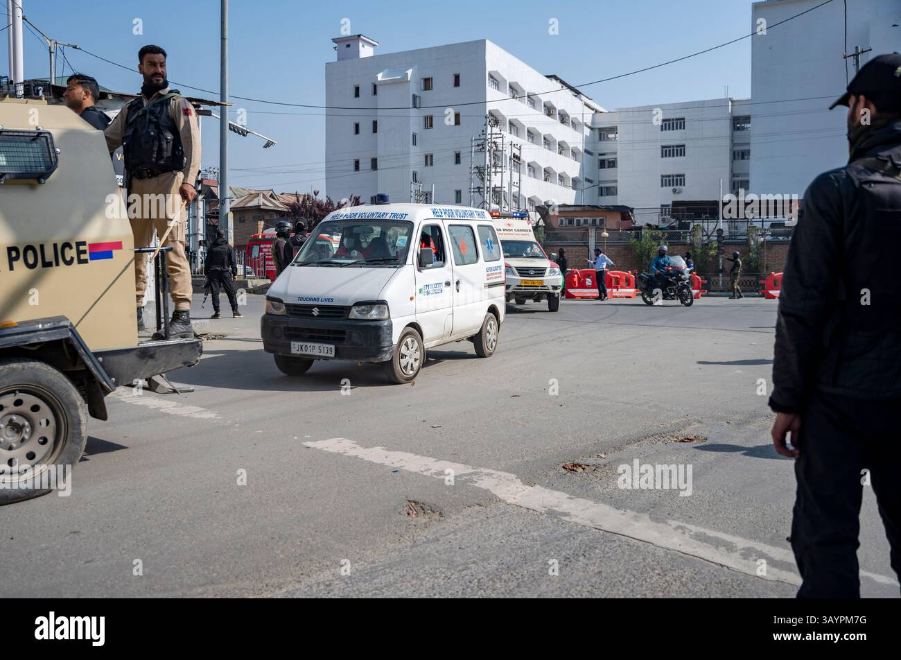 Le forze di sicurezza sono di guardia mentre le ambulanze che trasportano i corpi dei turisti uccisi arrivano alla sala di controllo della polizia di Srinagar, dove il ministro degli interni Amit Shah, il tenente governatore Manoj Sinha e il primo ministro Omar Abdullah hanno reso omaggio ai turisti uccisi. Almeno 27 turisti, tra cui due cittadini stranieri, sono stati uccisi e molti feriti martedì dopo che sospetti militanti hanno aperto il fuoco nella valle di Baisaran, un punto panoramico vicino a Pahalgam nel Kashmir, durante una visita programmata di quattro giorni in India da parte del vicepresidente degli Stati Uniti JD Vance. La maggior parte delle vittime erano indiane, e i funzionari l'hanno definita letale Foto Stock Le forze di sicurezza sono di guardia mentre le ambulanze che trasportano i corpi dei turisti uccisi arrivano alla sala di controllo della polizia di Srinagar, dove il ministro degli interni Amit Shah, il tenente governatore Manoj Sinha e il primo ministro Omar Abdullah hanno reso omaggio ai turisti uccisi. Almeno 27 turisti, tra cui due cittadini stranieri, sono stati uccisi e molti feriti martedì dopo che sospetti militanti hanno aperto il fuoco nella valle di Baisaran, un punto panoramico vicino a Pahalgam nel Kashmir, durante una visita programmata di quattro giorni in India da parte del vicepresidente degli Stati Uniti JD Vance. La maggior parte delle vittime erano indiane, e i funzionari l'hanno definita letale Foto Stock