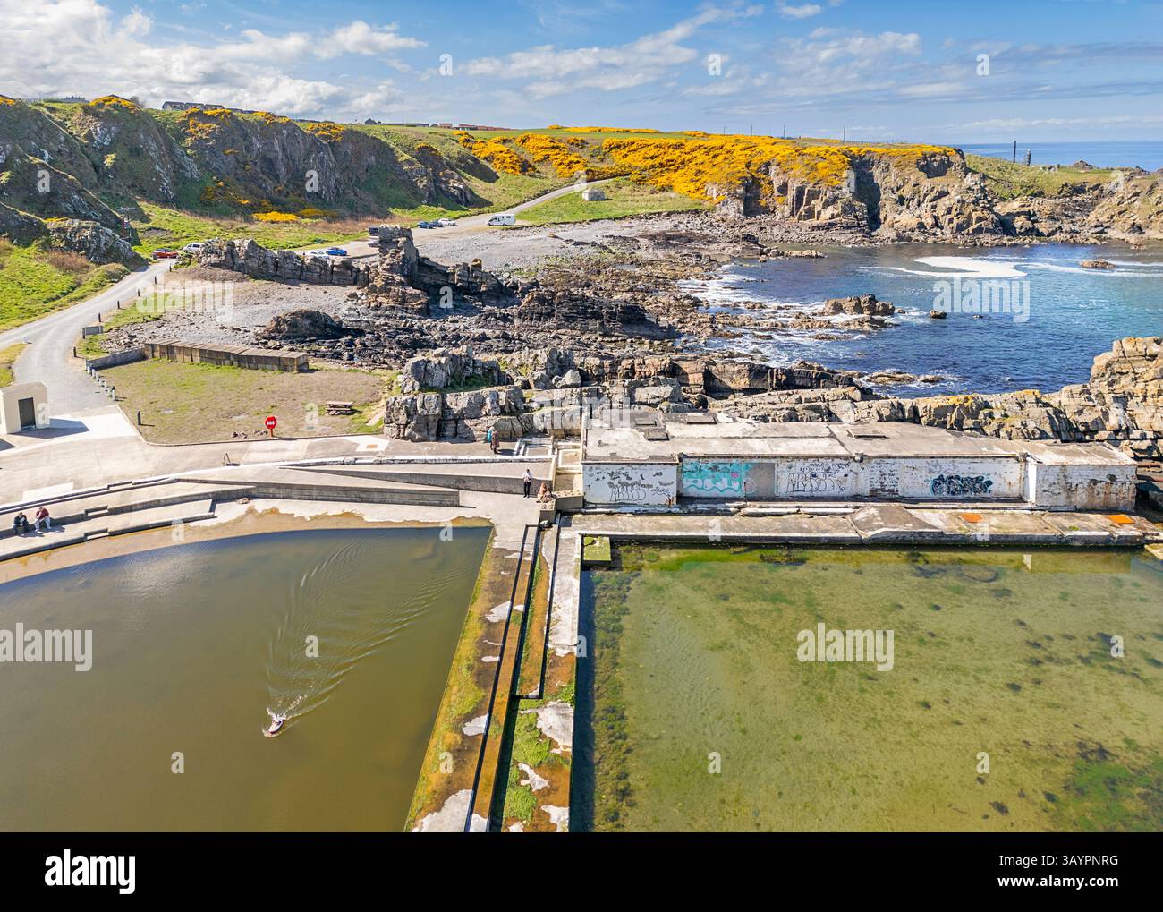 Tarlair Swimming Pools Macduff Scotland una vista delle due piscine di acqua salata e di un modellino di barca Foto Stock