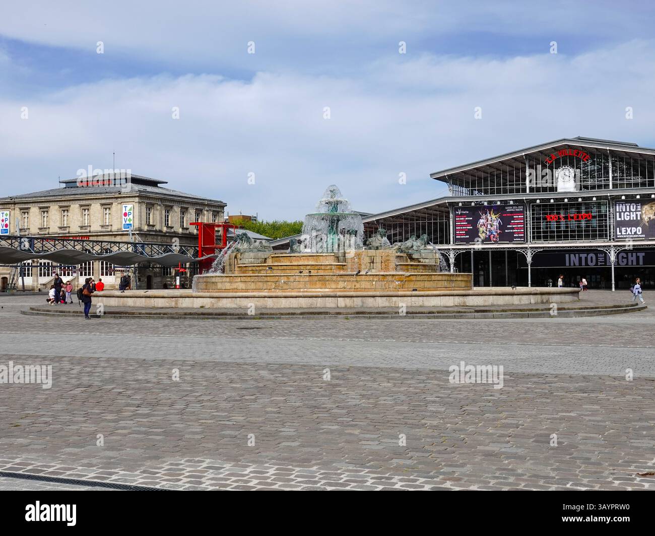 Grande halle de la Villette, un ex macello, ora centro culturale, in Place de la Fontaine aux Lions, Parc de la Villette, Parigi 19° arr. Foto Stock