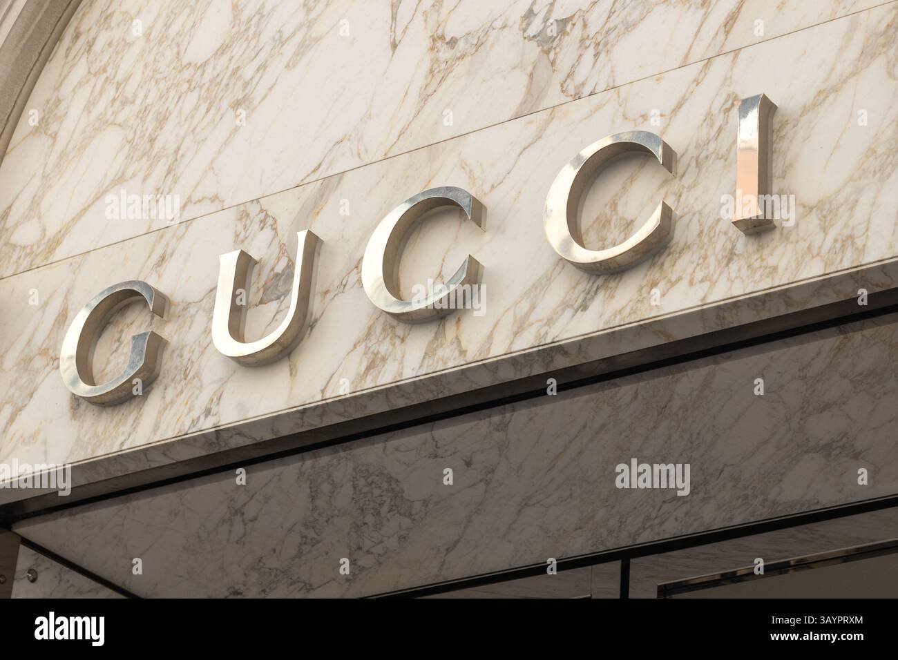 Venezia, Italia - 19 aprile 2025: Logo Gucci sulla facciata in marmo della boutique di lusso a Venezia Foto Stock
