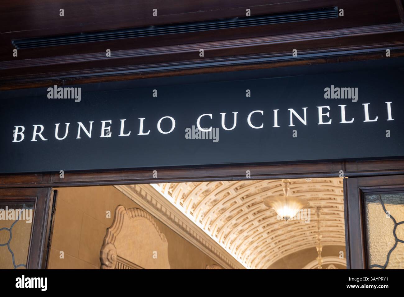 Venezia, Italia - 19 aprile 2025: Logo boutique Brunello Cucinelli sopra l'ingresso nel centro di Venezia Foto Stock