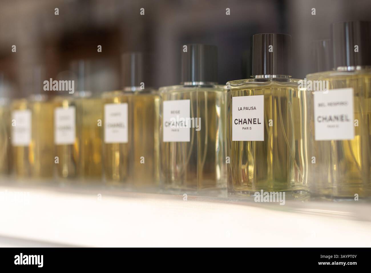 Venezia, Italia - 20 aprile 2025: Bottiglie di profumo Chanel Paris esposte nella lussuosa vetrina di Venezia Foto Stock