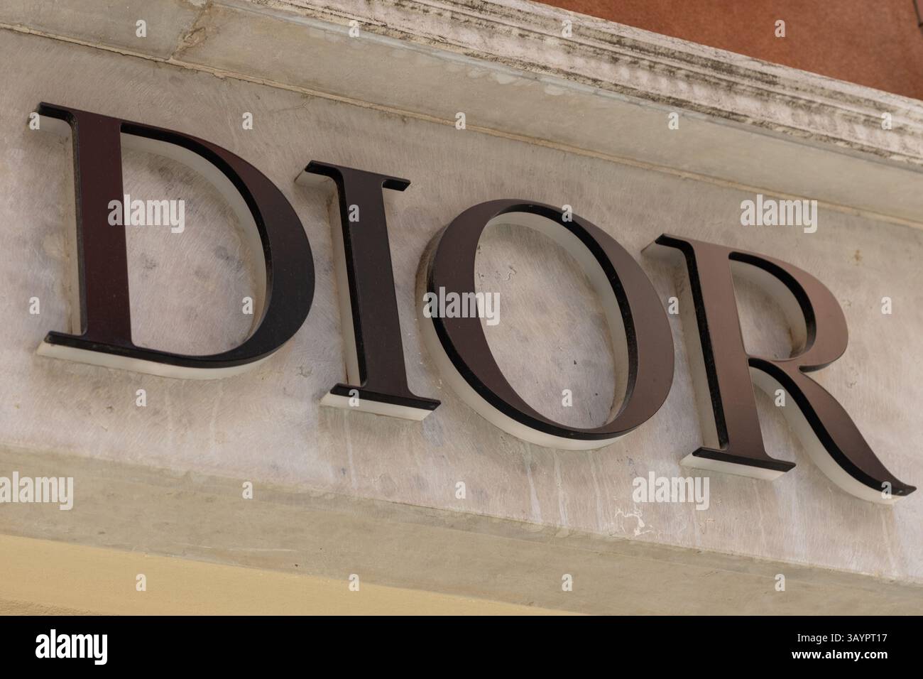 Venezia, Italia - 20 aprile 2025: Logo Dior sulla facciata in marmo della boutique di lusso a Venezia Foto Stock