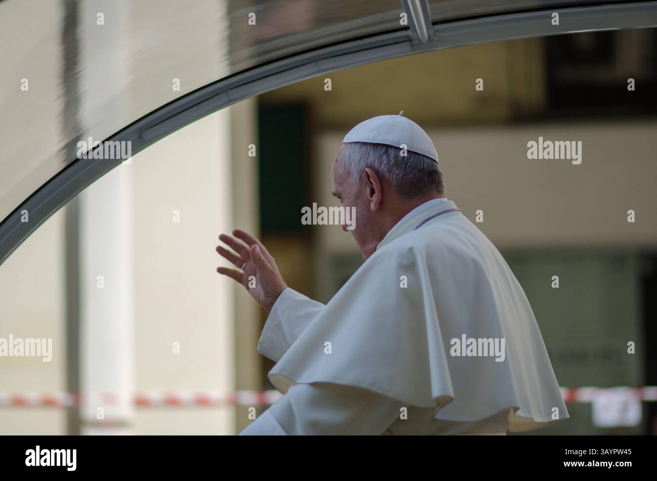 Papa Francesco, con il suo sorriso e modi semplici e umili. il suo pontificato ha ispirato milioni di persone in tutto il mondo e benedice le persone. Foto Stock
