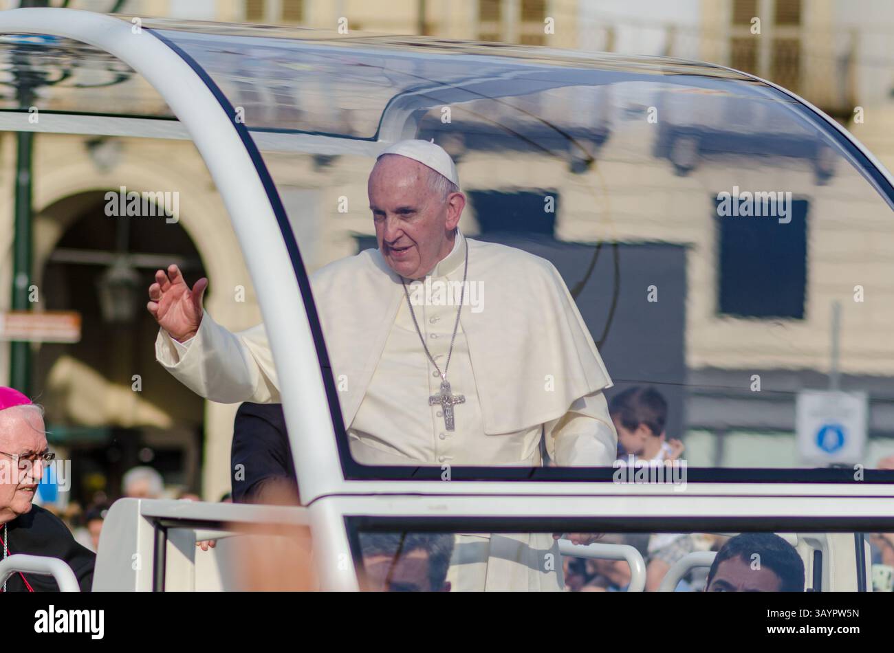 Papa Francesco, con il suo sorriso e modi semplici e umili. il suo pontificato ha ispirato milioni di persone in tutto il mondo e benedice le persone. Foto Stock