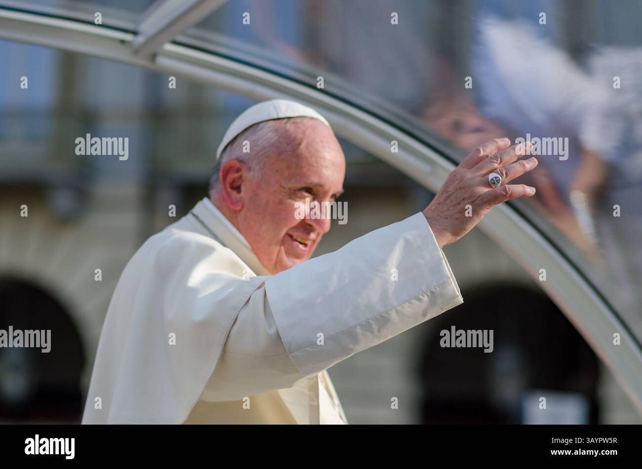 Anello di Papa Francesco, con il suo sorriso e modi semplici e umili. il suo pontificato ha ispirato milioni di persone in tutto il mondo e benedice le persone. Foto Stock