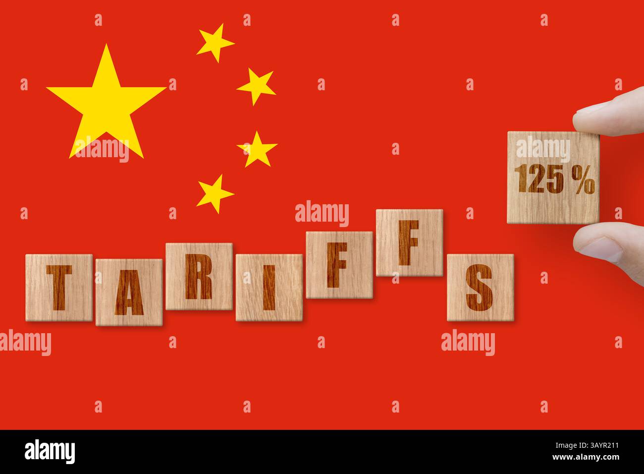 Blocchi di legno con TARIFFE per la parola su sfondo bandiera cinese. Guerra commerciale, doganale e tariffaria Foto Stock
