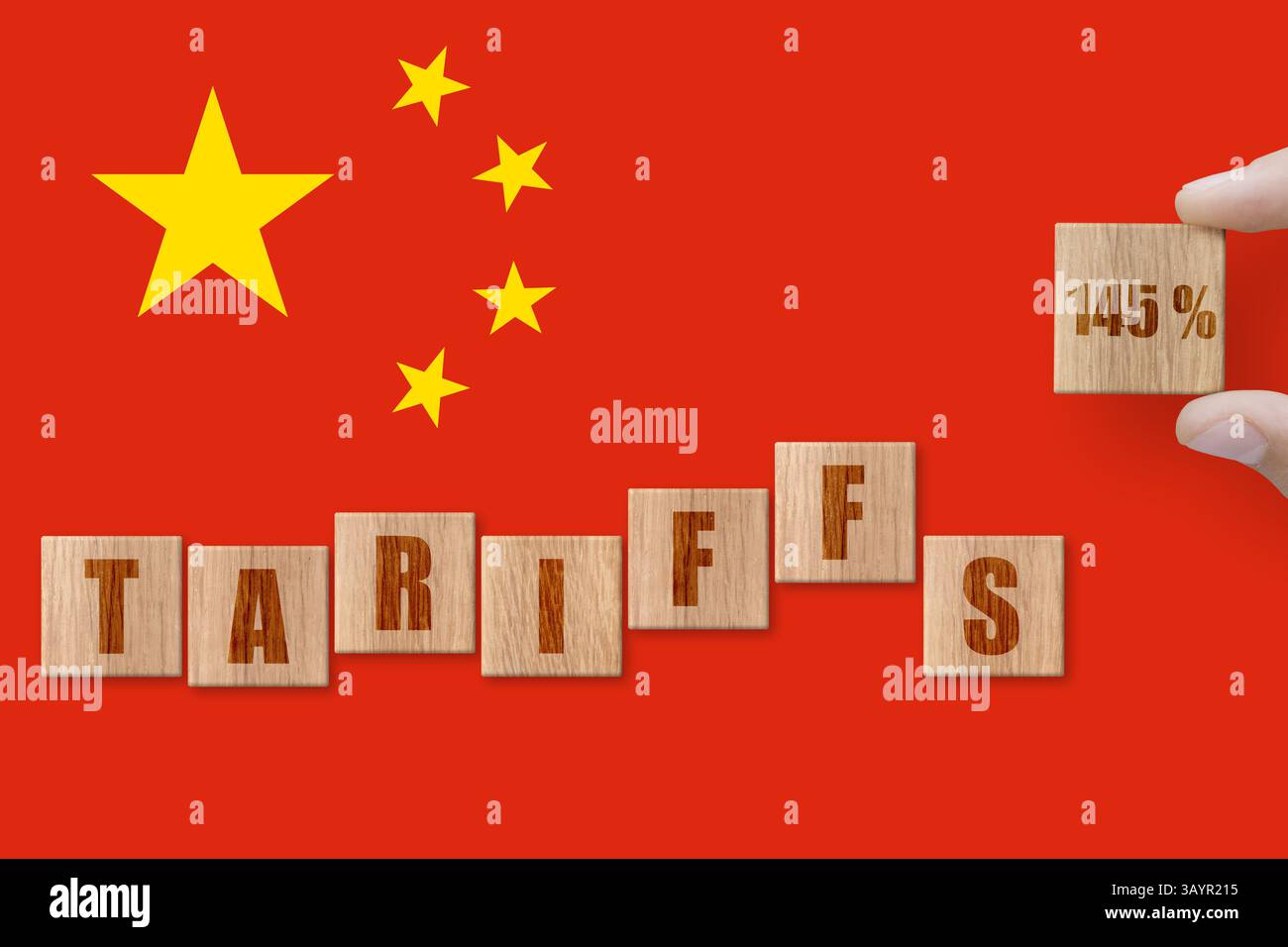 Blocchi di legno con TARIFFE per la parola sullo sfondo delle bandiere USA e Cina. Guerra commerciale, doganale e tariffaria Foto Stock