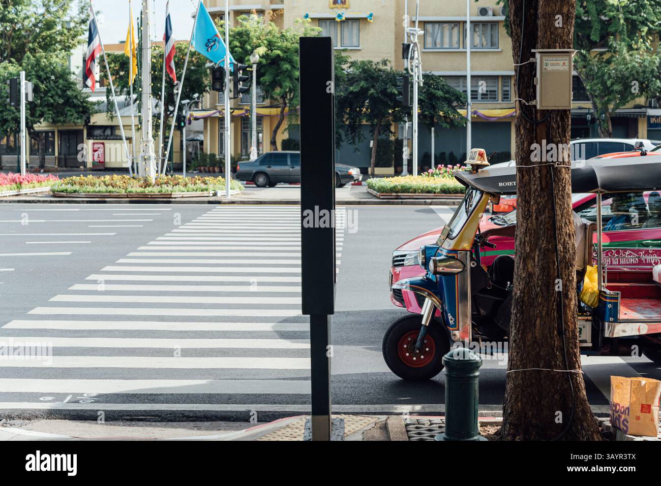 Bangkok, Tailandia - 25 agosto 2019: Taxi Thai TukTuk per il servizio passeggeri sulla strada a Bangkok, Tailandia. Tuk-Tuk è una motocicletta con Foto Stock