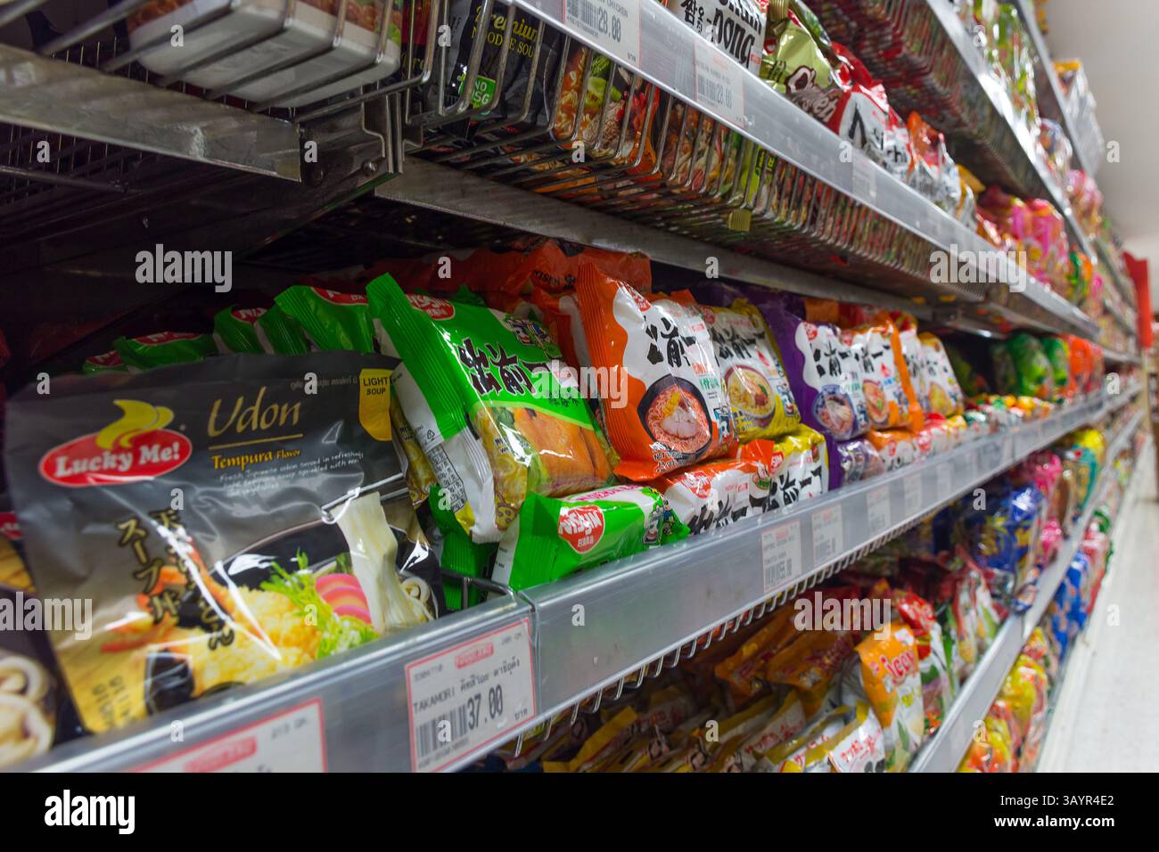 Bangkok, Thailandia - 20 giugno 2016 : molti tipi di spaghetti istantanei nei supermercati. Foto Stock